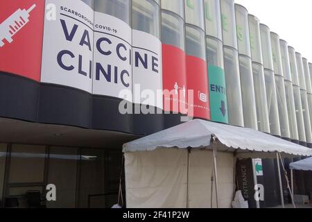 Toronto, Ontario, Kanada - 03/17/2021: Athletic Centre Verwendung als Verteilung der Massenimpfungs-Klinik. Schilder auf der Außenseite und Zelt für Menschen zu Th Stockfoto