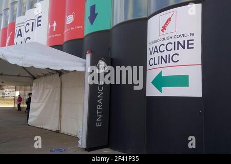 Toronto, Ontario, Kanada - 03/17/2021: Schilder auf dem Gebäude außen, um die Richtung zum Athletic Centre, die als Verteilung der Masse V verwendet zeigen Stockfoto