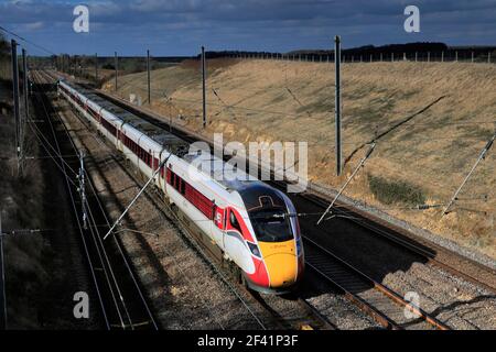 LNER Azuma Zug, Klasse 800, East Coast Main Line Railway, Newark on Trent, Nottinghamshire, England, Großbritannien Stockfoto