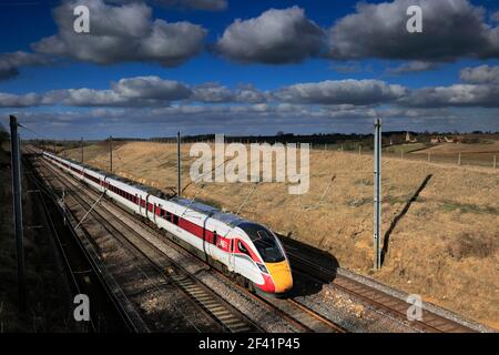 LNER Azuma Zug, Klasse 800, East Coast Main Line Railway, Newark on Trent, Nottinghamshire, England, Großbritannien Stockfoto
