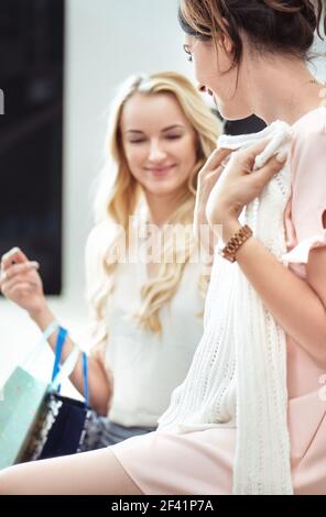 Zwei fröhliche Freundinnen im Einkaufszentrum - Einkaufstag, Verkauf Stockfoto