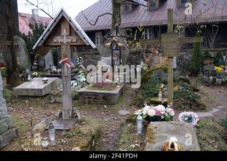 Polen, Zakopane - 13. November 2020: Der Verdienstfriedhof in Peksowy Brzyzek in Zakopane Stockfoto