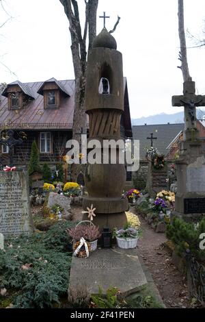 Polen, Zakopane - 13. November 2020: Der Verdienstfriedhof in Peksowy Brzyzek in Zakopane Stockfoto