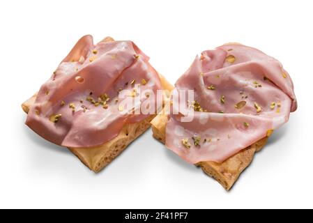 Italienische Bologna Mortadella auf Focaccia Brot mit gehackten Pistazien, zwei Scheiben isoliert auf weißem Hintergrund Stockfoto