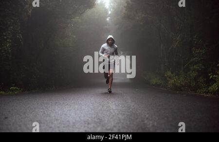 Portrait einer jungen, müde Sportler, die auf der Straße Stockfoto