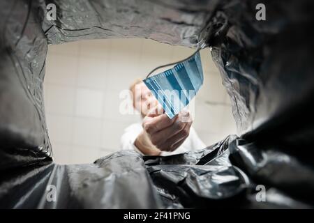 Werfen Medizinische Corona Virus Gesichtsmaske In Bin Stockfoto