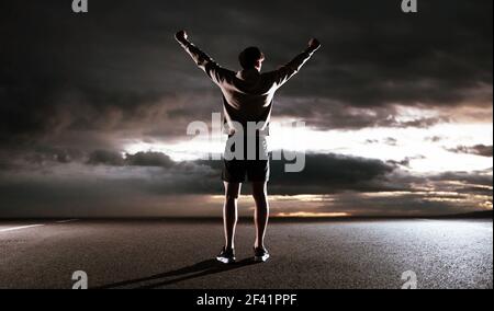 Die jungen Athleten auf den dunklen Himmel suchen Stockfoto