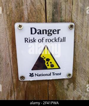 Ein Schild des National Trust mit der Aufschrift "Gefahr des Sturzes", England, Großbritannien Stockfoto