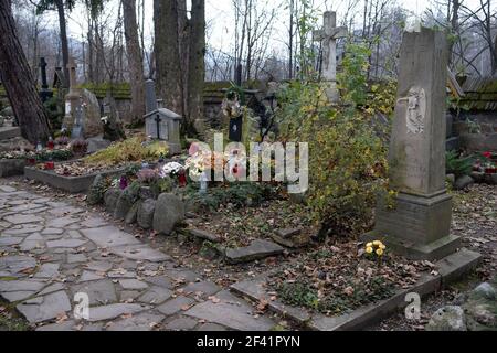 Polen, Zakopane - 13. November 2020: Der Verdienstfriedhof in Peksowy Brzyzek in Zakopane Stockfoto