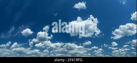 Einige leichte kummulforme Wolken am klaren blauen Himmel. Natur Hintergrund. Stockfoto