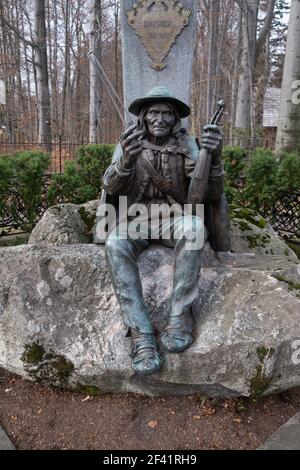 Polen, Zakopane - 13. November 2020: Das Denkmal von Chalubinski und Sabala in Zakopane Stockfoto