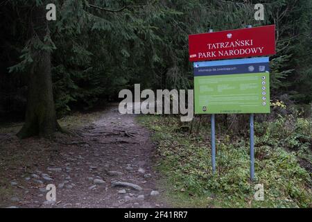 Polen, Zakopane - 13. November 2020: Entance zum Tatra Nationalpark Stockfoto