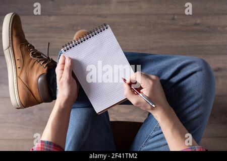 Männer Hand halten Stift und Notizbuch. Schüler männliche Hand schreiben oder zeichnen mit Stift, Draufsicht Stockfoto
