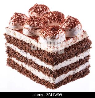 Scheibe Schokoladenkuchen mit Tiramisu Sahne und Kakaopulver isoliert auf weißem Hintergrund. Stockfoto