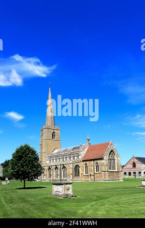 Sommeransicht über St. Wendredas Kirche, March Town, Cambridgeshire, England, Großbritannien Stockfoto