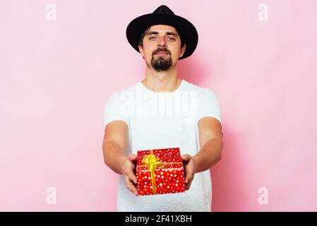 Mann hält eine Geschenk-box Stockfoto