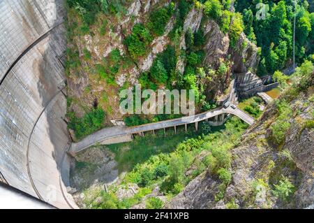 Ansicht von oben von vidraru Damm auf Arges Fluß in Siebenbürgen, Rumänien. Fagaras Kamm in die Karpaten. Hydro Electric power station Stockfoto