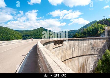 Vidraru Damm auf Arges Fluß in Siebenbürgen, Rumänien. Fagaras Kamm in die Karpaten. Hydro Electric power station Stockfoto