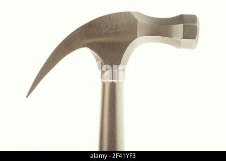 Hammerschlag vor weißem Hintergrund, Studioaufnahme, 35mm Filmaufnahme Stockfoto