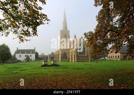 Herbstlicher Blick über die St. Wendredas Kirche, March Town, Cambridgeshire, England, Großbritannien Stockfoto