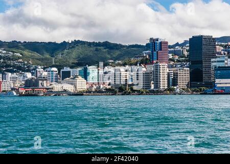 Blick auf die Stadt von Water Wellington, der Hauptstadt Neuseelands, in der Nähe des südlichsten Punktes der Nordinsel an der Cook Strait Stockfoto