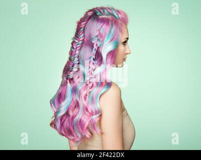 Beauty Fashion Model Mädchen mit bunt gefärbten Haaren. Mädchen mit perfekter Frisur. Modell mit perfekt romantisch gefärbten Haaren. Rainbow Frisuren Stockfoto