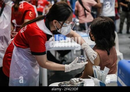 Ein Gesundheitsmitarbeiter injiziert eine Dosis des Sinovac-Impfstoffs während einer Impffahrt in San Juan City, Metro Manila, Philippinen. Stockfoto