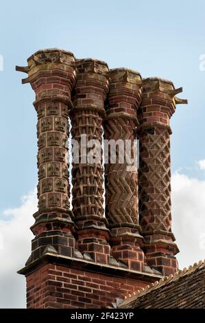 ELY, CAMBRIDGESHIRE, Großbritannien - 24. JULI 2010: Nahaufnahme des Tudor Backstein Schornsteinstapels Stockfoto