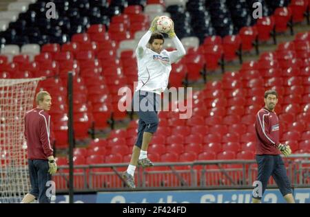 ENGLAND TRAINING IN WEMBLEY FÜR DAS SPIEL MIT DER SCHWEIZ 4/2/2008. DAVID JAMES. BILD DAVID ASHDOWN Stockfoto