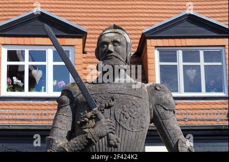 Perleberg, Deutschland. März 2021, 16th. Auf dem Großen Marktplatz steht die aus Elbsandstein geschnitzte Figur des Roland aus Perleberg. Die Steinfigur mit Schwert und Rüstung trägt das Jahr 1546 auf der Rückseite der Basis und ist 4,62 Meter hoch. Die Kreisstadt in der Prignitz liegt an der Stepenitz und trägt auch den nicht-offiziellen Namen Rolandstadt. Quelle: Soeren Stache/dpa-Zentralbild/ZB/dpa/Alamy Live News Stockfoto