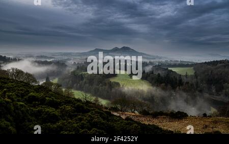 Die Eildon Hills von Scotts Blick auf die Stelle von Old Melrose am Fluss Tweed, Scottish Borders, Schottland, Großbritannien Stockfoto