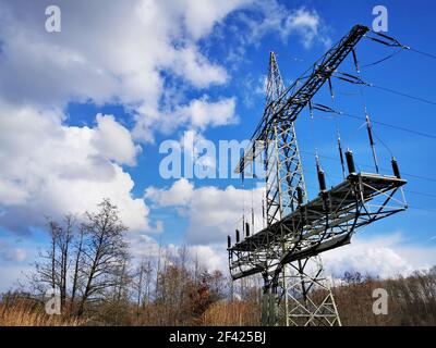 Stromversorgung über Land, Hochspannungs-Pylon in Landschaft unter bewölktem Himmel, Umweltstress Stockfoto