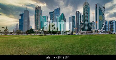 Skyline von Doha im Finanzviertel West Bay Doha, Katar Tageslichtblick mit Wolken am Himmel Stockfoto