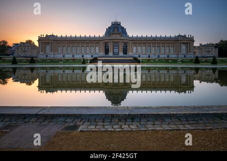 Sonnenuntergang über dem Königlichen Museum für Zentralafrika in Tervuren, Belgien. Stockfoto