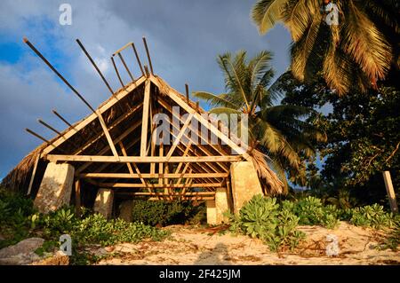 Altes Bootshaus am Strand von Anse Union mit dem goldenen Sonnenuntergang Licht, La Digue Insel, Seychellen Stockfoto