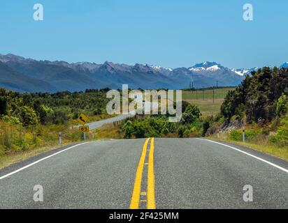 Kurvenreiche Strecke auf dem neuseeländischen State Highway 94, bekannt als Milford Road. Stockfoto