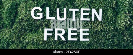 Inschrift Glutenfrei auf Moos, grünes Gras Hintergrund. Draufsicht. Speicherplatz kopieren. Banner. Biophilie-Konzept. Naturkulisse. Gesunde Ernährung Stockfoto