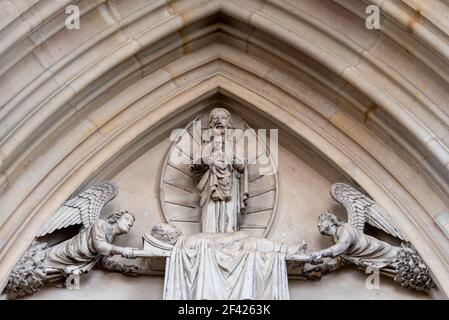 Deutschland, Sachsen-Anhalt, Magdeburg, Tymphanon Relief über dem Paradiesportal, zeigt Mariä Himmelfahrt, Magdeburger Dom Stockfoto