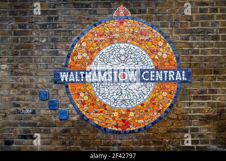 Oberirdisch Roundels Projekt am Walthamstow Central Station in East London. Stockfoto