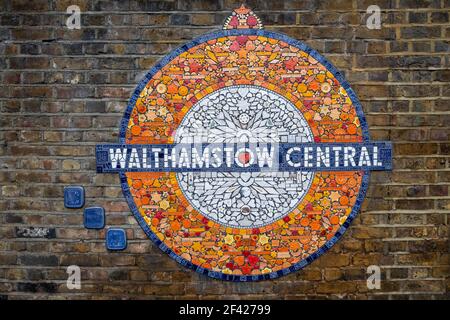 Oberirdisch Roundels Projekt am Walthamstow Central Station in East London. Stockfoto