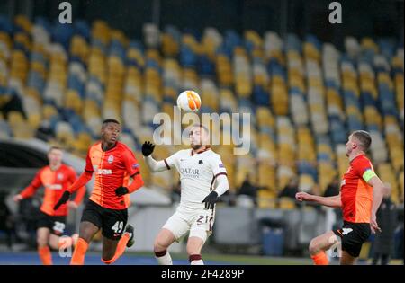 KIEW, UKRAINE - 18. MÄRZ 2021 - Vorwärts Borja Mayoral (C) von A.S. Roma und Verteidiger Vitao des FC Shakhtar Donezk sind in Aktion während der UEFA Europa League Runde von 16 2nd Leg-Spiel in der NSC Olimpiyskiy, Kiew, Hauptstadt der Ukraine gesehen. Stockfoto