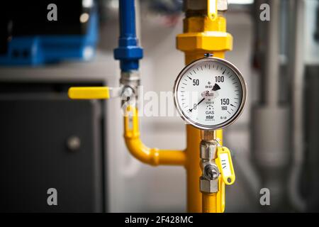 Gasdruckmesser im Kesselraum, Nahaufdruck-Manometer zur Überwachung Stockfoto