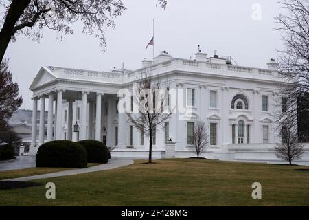 Washington, DC, USA. März 2021, 18th. Die US-Nationalflagge fliegt auf halbem Stab über dem Weißen Haus in Washington, DC, USA, 18. März 2021. US-Präsident Joe Biden ordnete an, dass Nationalflaggen auf Halb-Staff geflogen werden sollten, um die Opfer der Erschießungen in der Gegend von Atlanta zu ehren, bei denen acht Menschen getötet wurden.Quelle: Michael Reynolds/Pool via CNP Quelle: dpa/Alamy Live News Stockfoto
