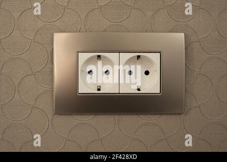 Doppelsteckdose 220 Volt Euro Standard mit Erdung in einem Metallrahmen. Stockfoto