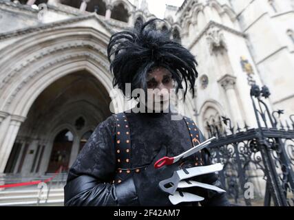 London, England, Großbritannien. März 2021, 18th. Ein Johnny Depp-Fan, der als Edward Scissorhands verkleidet ist, steht vor dem Royal Courts of Justice on Strand. Depps Rechtsteam beantragte die Erlaubnis, für den Fall, den er gegen News Group Newspapers (NGN) wegen eines Artikels, der 2018 veröffentlicht wurde und ihn während seiner Heirat mit der Schauspielerin Amber Heard als "Frau Schläger" bezeichnete, Berufung einzulegen. Die Entscheidung über die Beschwerde wurde von den Richtern auf einen späteren Zeitpunkt vorbehalten. Kredit: Tayfun Salci/ZUMA Wire/Alamy Live Nachrichten Stockfoto