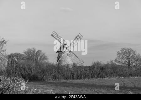 Blick auf die Stembridge Mill in High Ham in Somerset.die letzte verbleibende Strohwindmühle in Somerset. Stockfoto