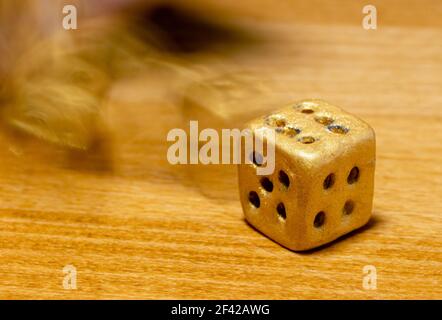 Der Würfel ist gegossen. Die Würfelrolle zeigt sechs. Ein Wurfwürfel auf dem Tisch, Nahaufnahme. Spiel mit Würfeln. Stockfoto