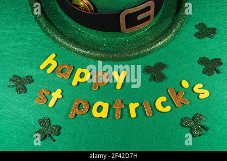 Happy St. Patrick's Leprechaun Hut mit Münzen und Shamrock Clovers Stockfoto