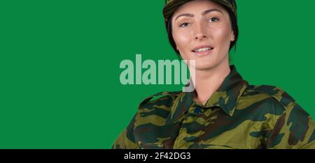 Banner – Langformat, grüner Hintergrund. Porträt der mutigen schönen Dame, die ein Beispiel, weibliche Soldat posiert vor der Kamera, zuversichtlich Stockfoto
