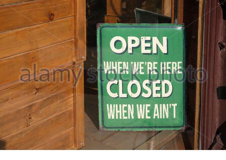 Amüsantes Schild in einem Schaufenster Stockfoto